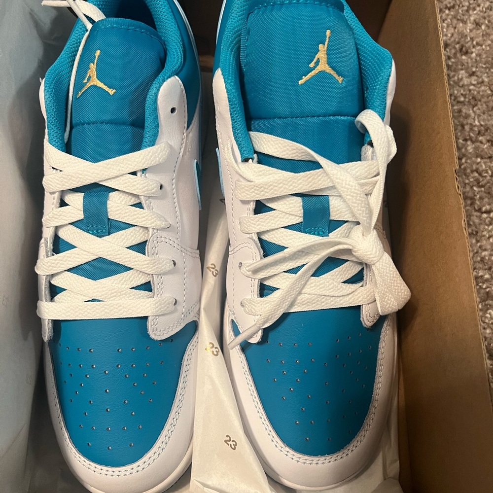 Brand New SZ 7y Air Jordan low  .